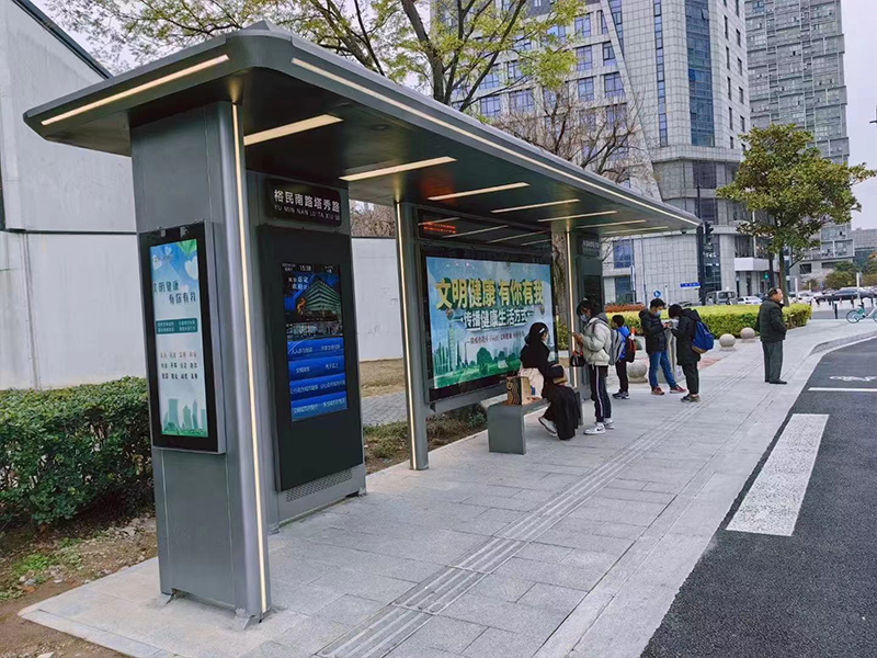 現代款智能公交站臺現場安裝案例